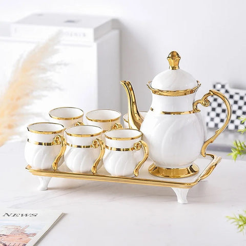 tasses à café en céramique dorée et plateau + théière