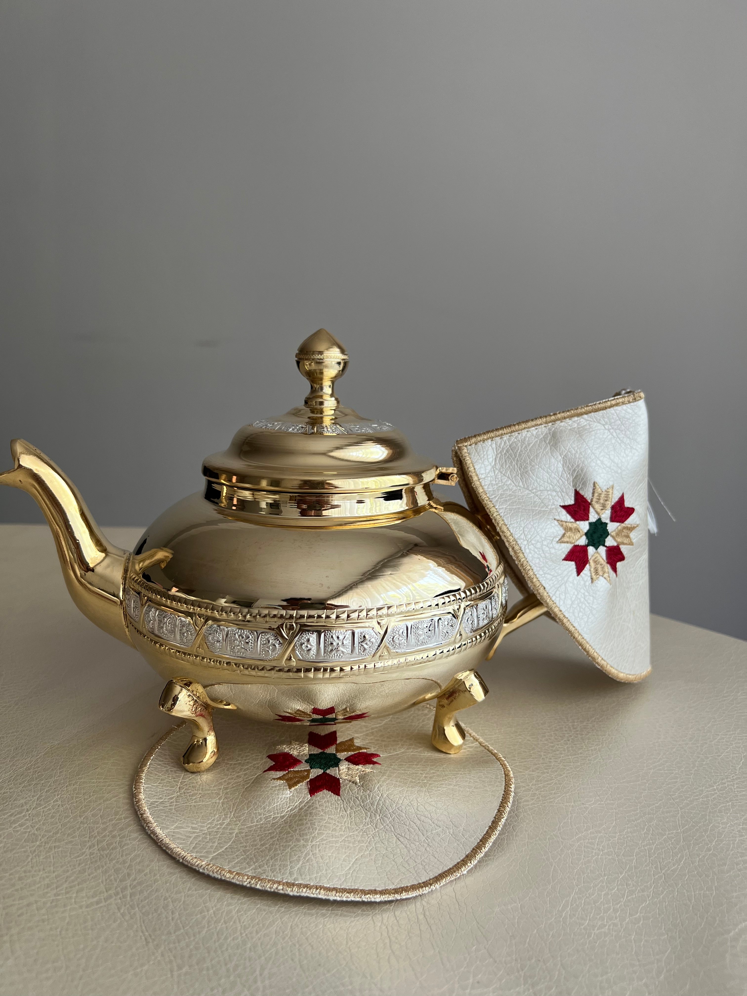 couleur zelija
 Mida tefour /serviettes / tabla / bouteille à eau