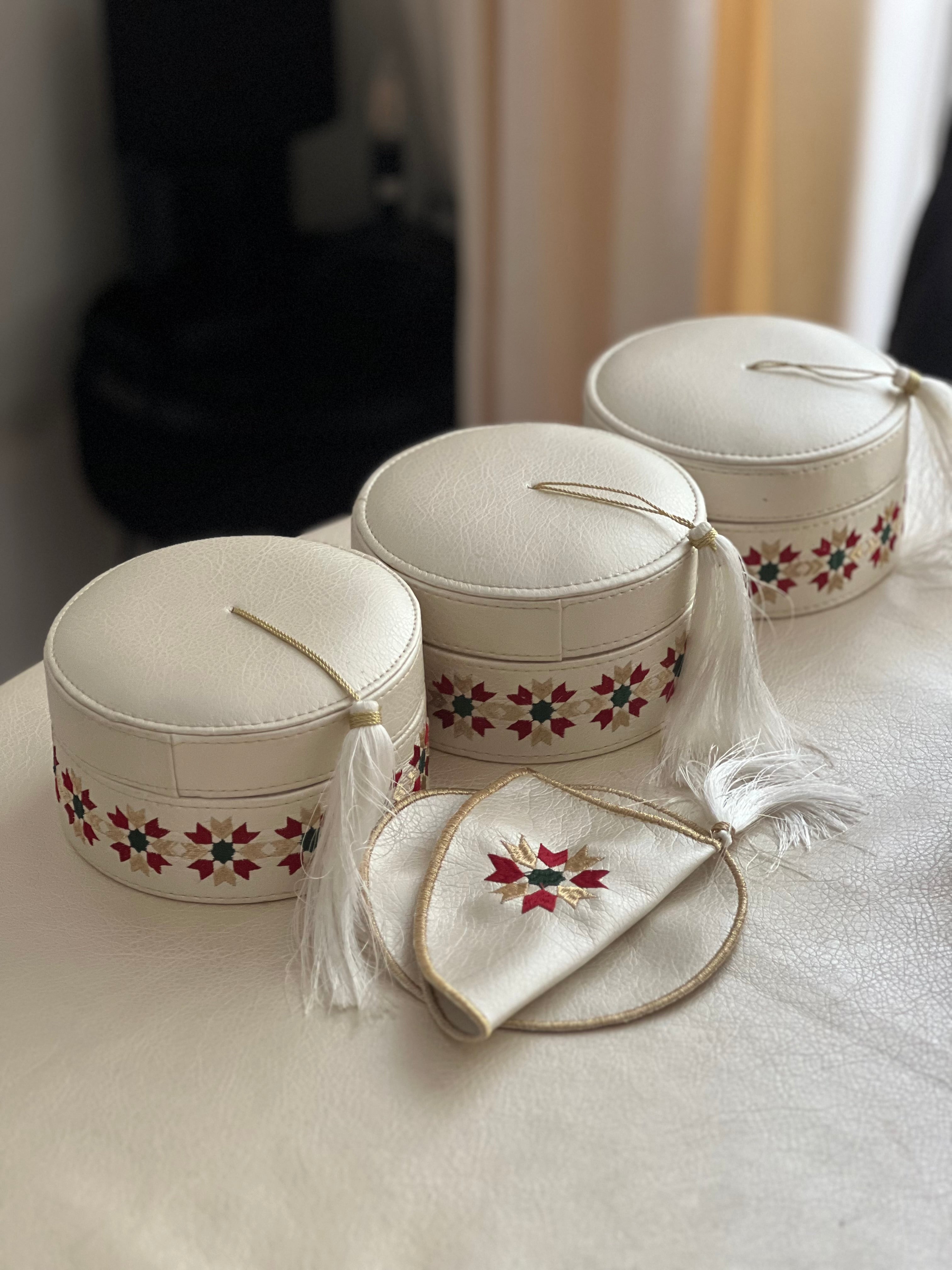 couleur zelija
 Mida tefour /serviettes / tabla / bouteille à eau