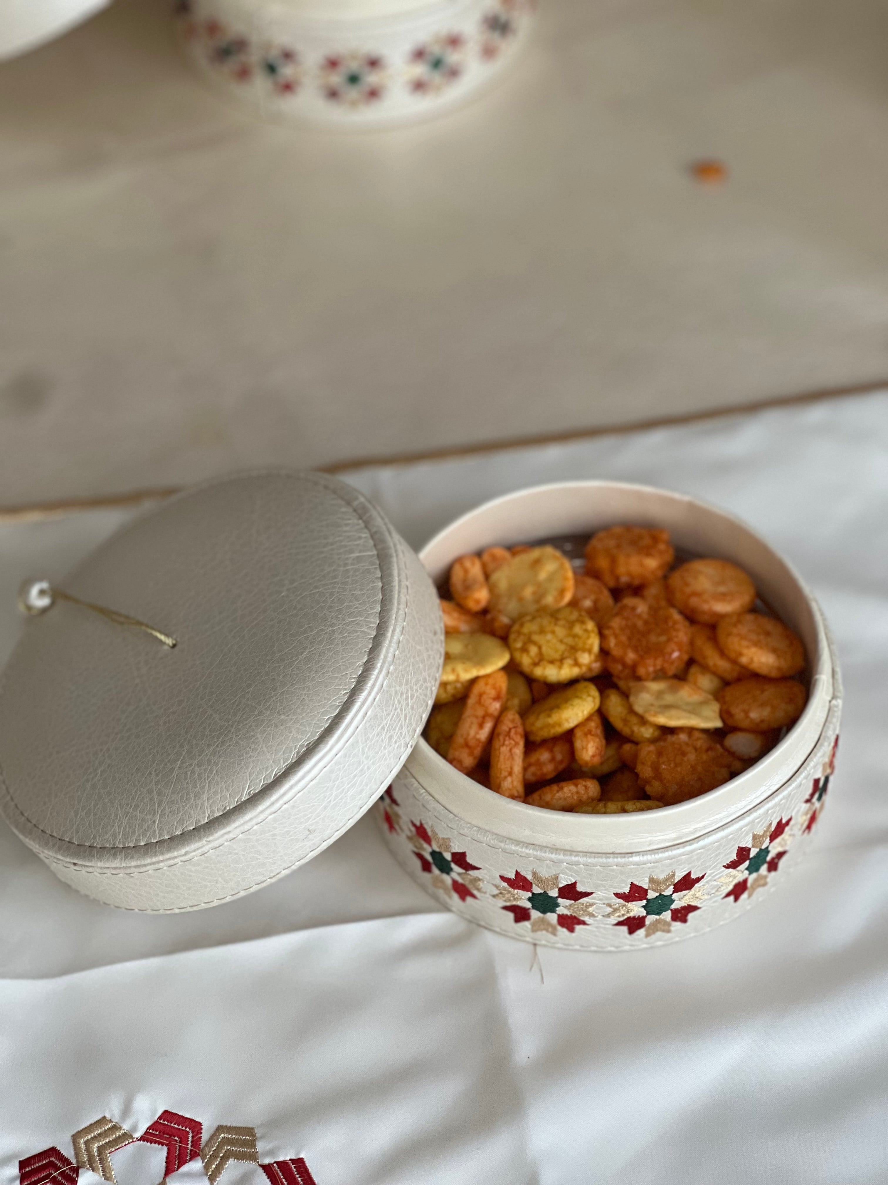 couleur zelija
 Mida tefour /serviettes / tabla / bouteille à eau