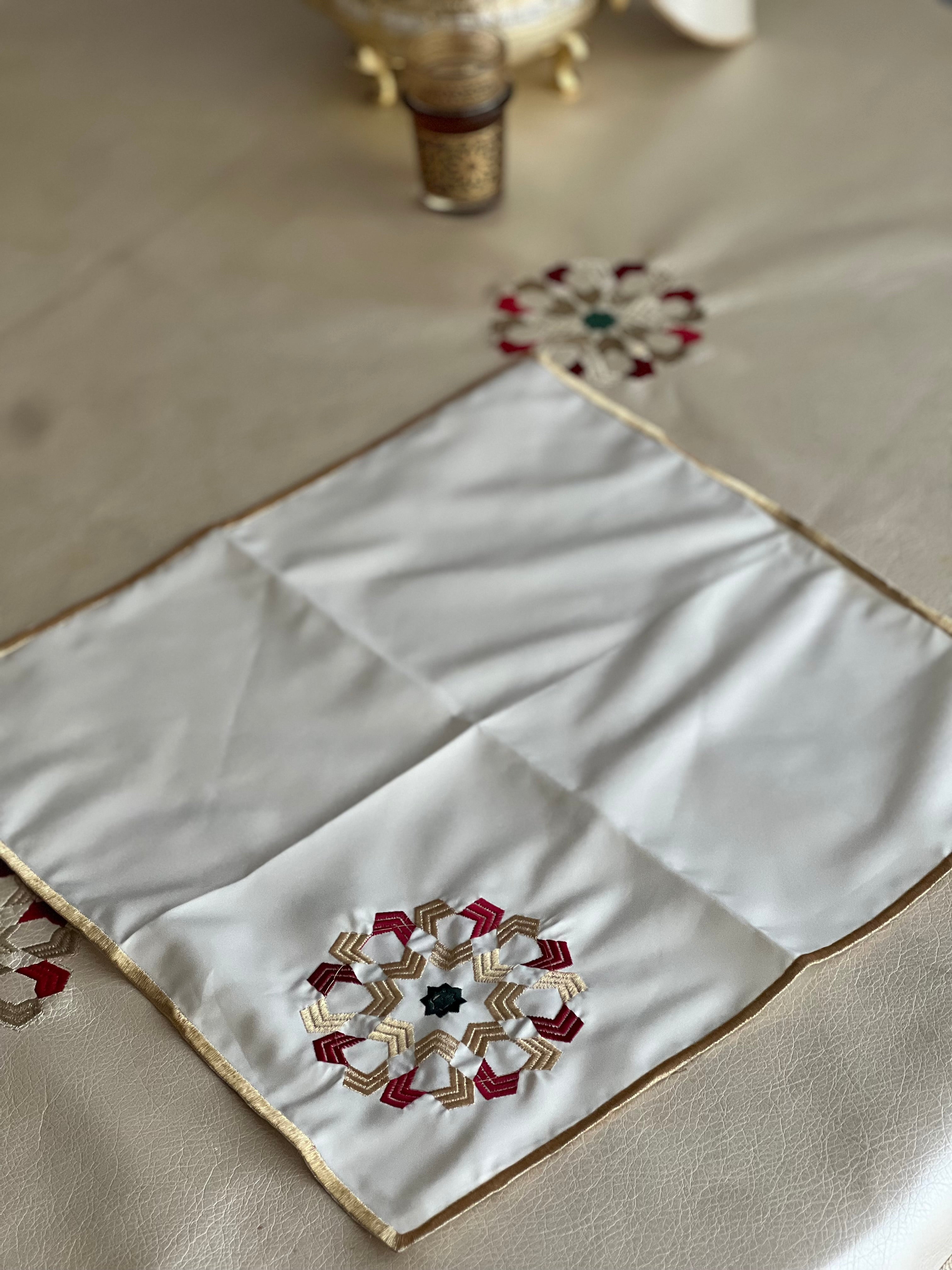 couleur zelija
 Mida tefour /serviettes / tabla / bouteille à eau