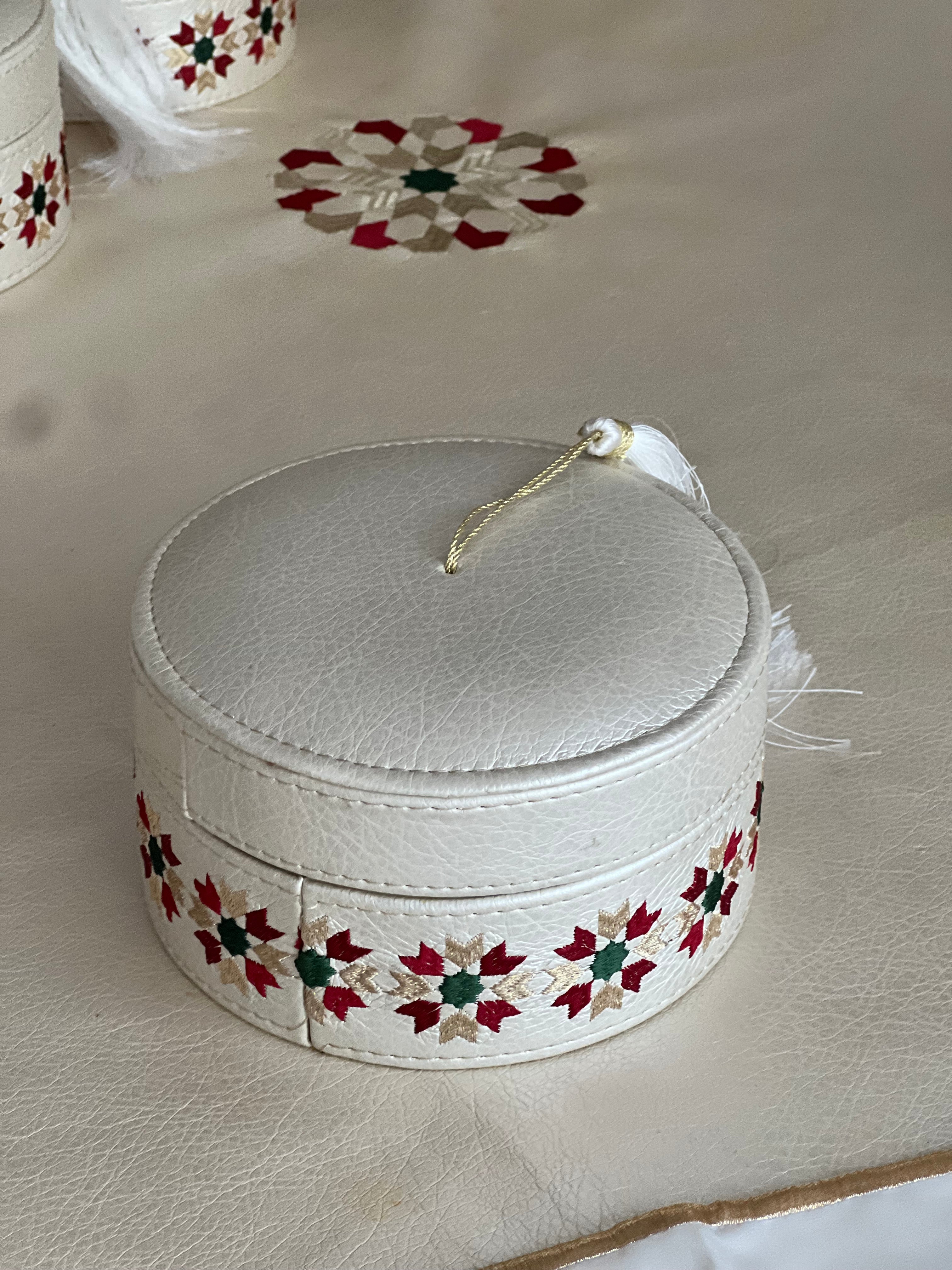 couleur zelija
 Mida tefour /serviettes / tabla / bouteille à eau