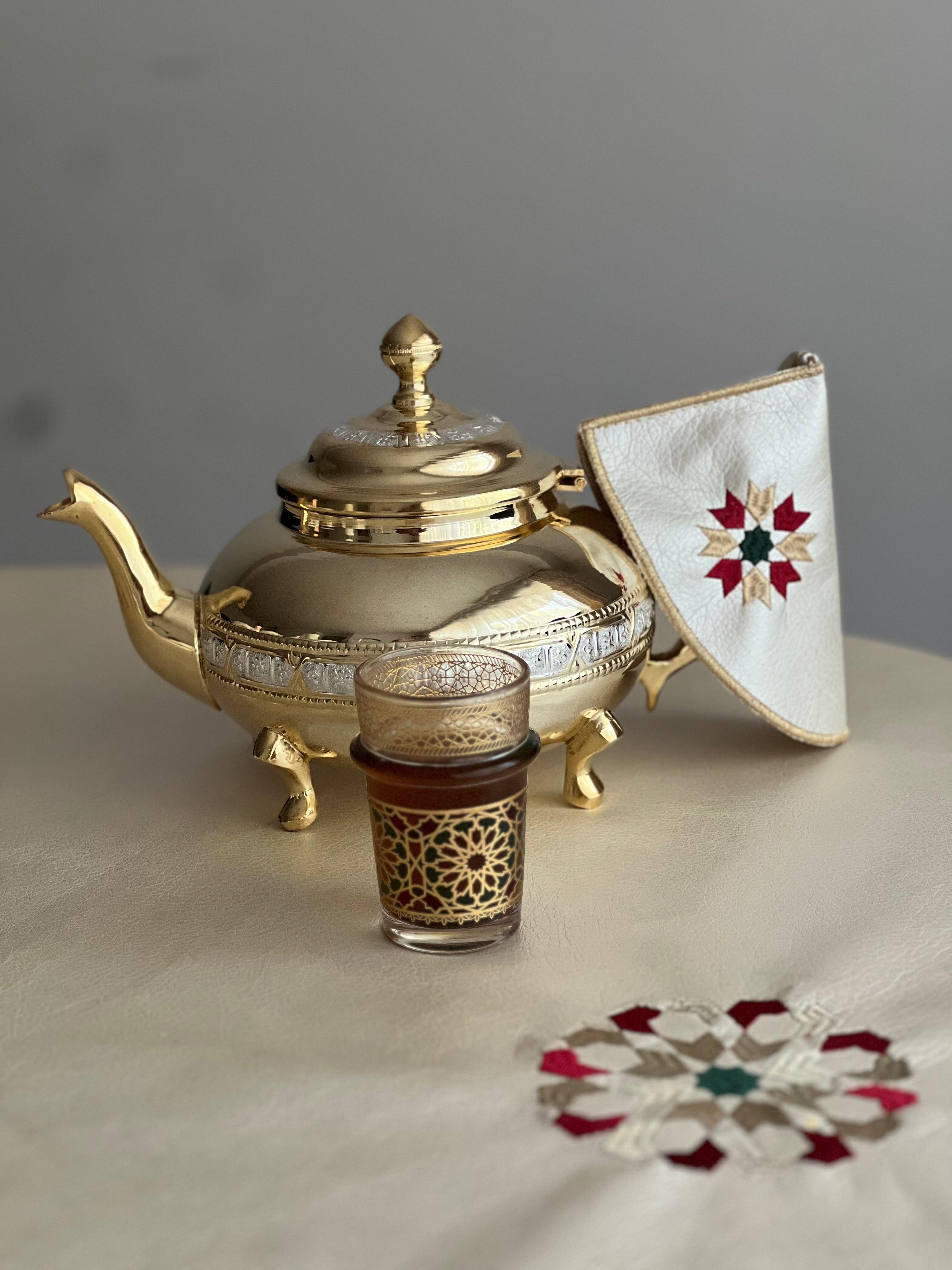 couleur zelija
 Mida tefour /serviettes / tabla / bouteille à eau