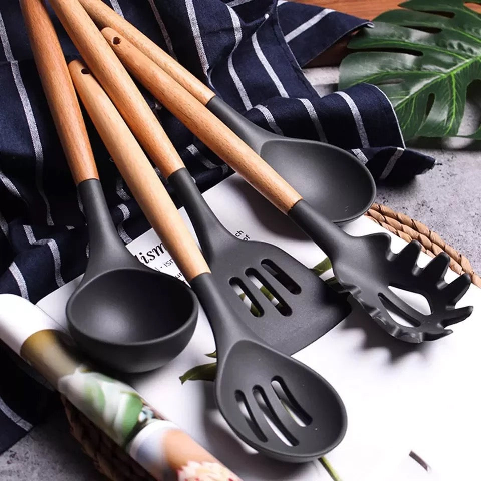 Kitchen tools/ utensils